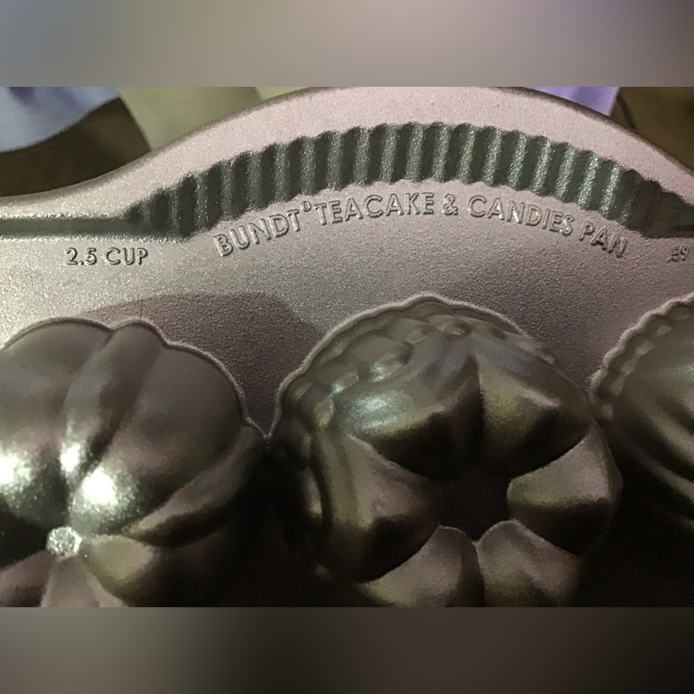 New New Beautiful Nordic Ware Bundt Teacake and Candies Pan